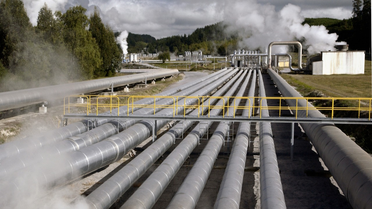 Industrial pipelines transferring steam across a process facility